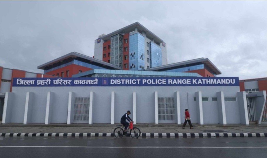 पक्राउ गरे लगत्तै ओली र लेखकलाई प्रहरी परिसर काठमाडौँमा राखियो