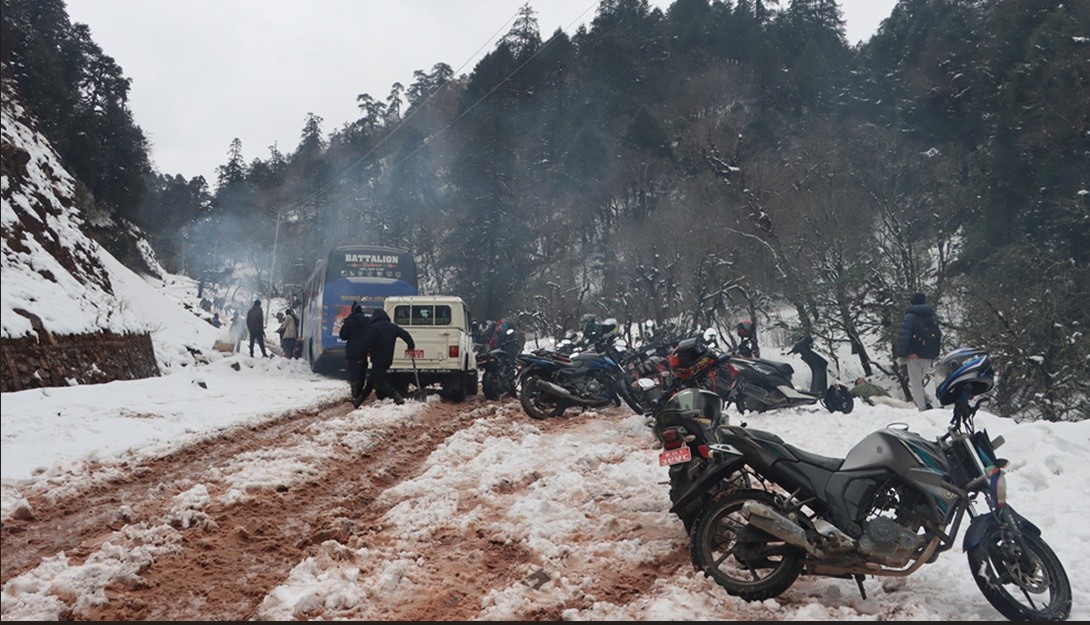 हिमपातले मध्यपहाडी लोकमार्ग अवरुद्ध, रुकुम (पूर्व)मा यातायात ठप्प