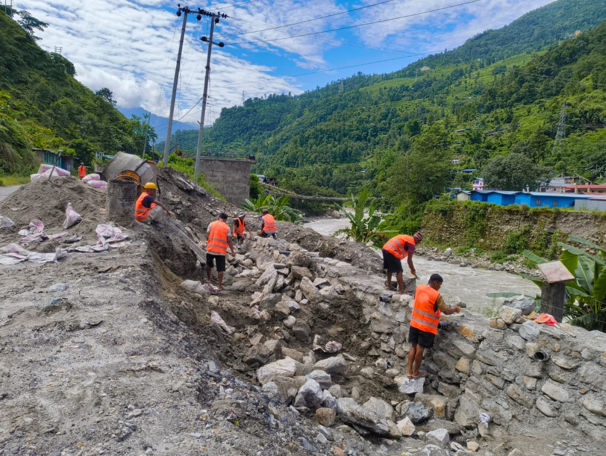 पहिरोले कोदारी राजमार्ग १० दिनदेखि अवरुद्ध