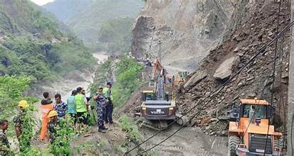 पहिरोले अरनिको राजमार्ग पूर्ण अवरुद्ध, अन्य सडक आंशिक सञ्चालन