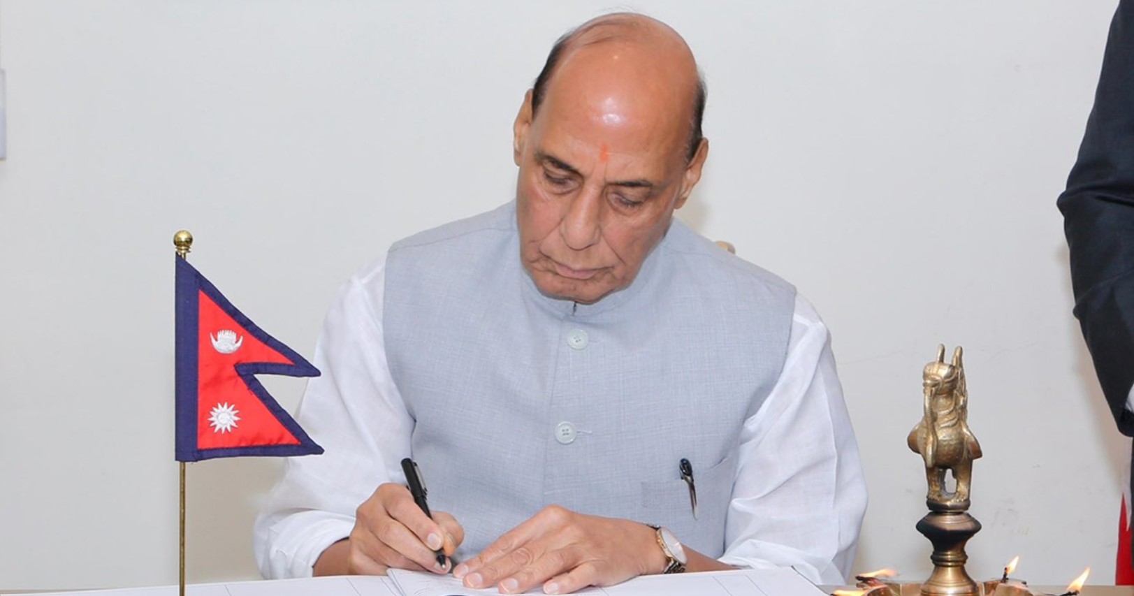 भोटेकोसी बाढीमा मृत्यु भएकाप्रति भारतका रक्षामन्त्री सिंहद्वारा श्रद्धाञ्जली