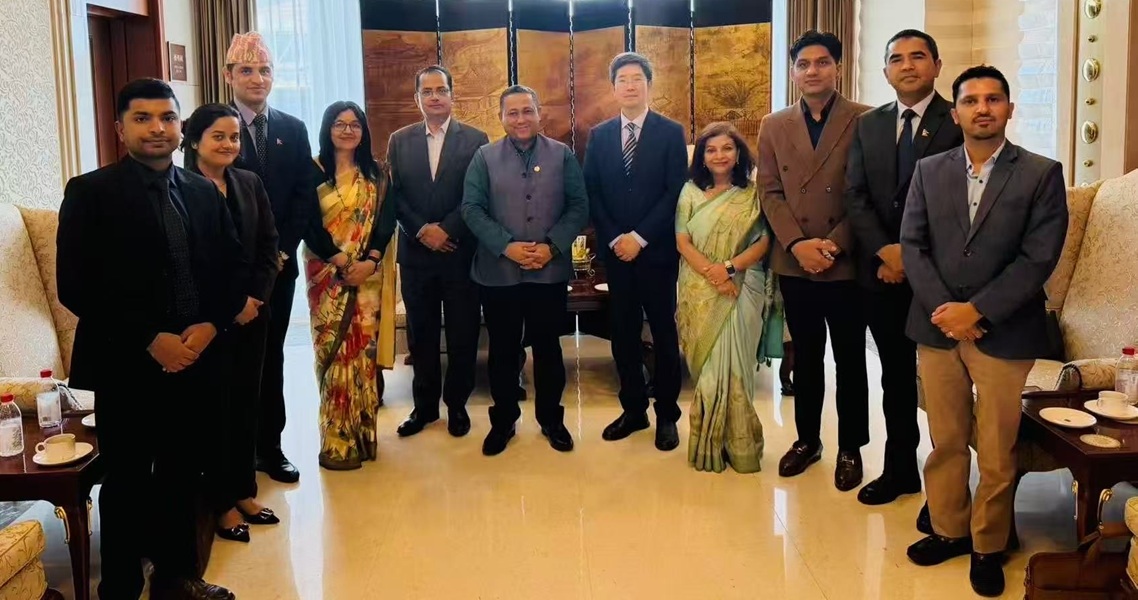 चारदिने चीन भ्रमणका लागि बेइजिङ पुगे परराष्ट्रमन्त्री शिशिर खनाल