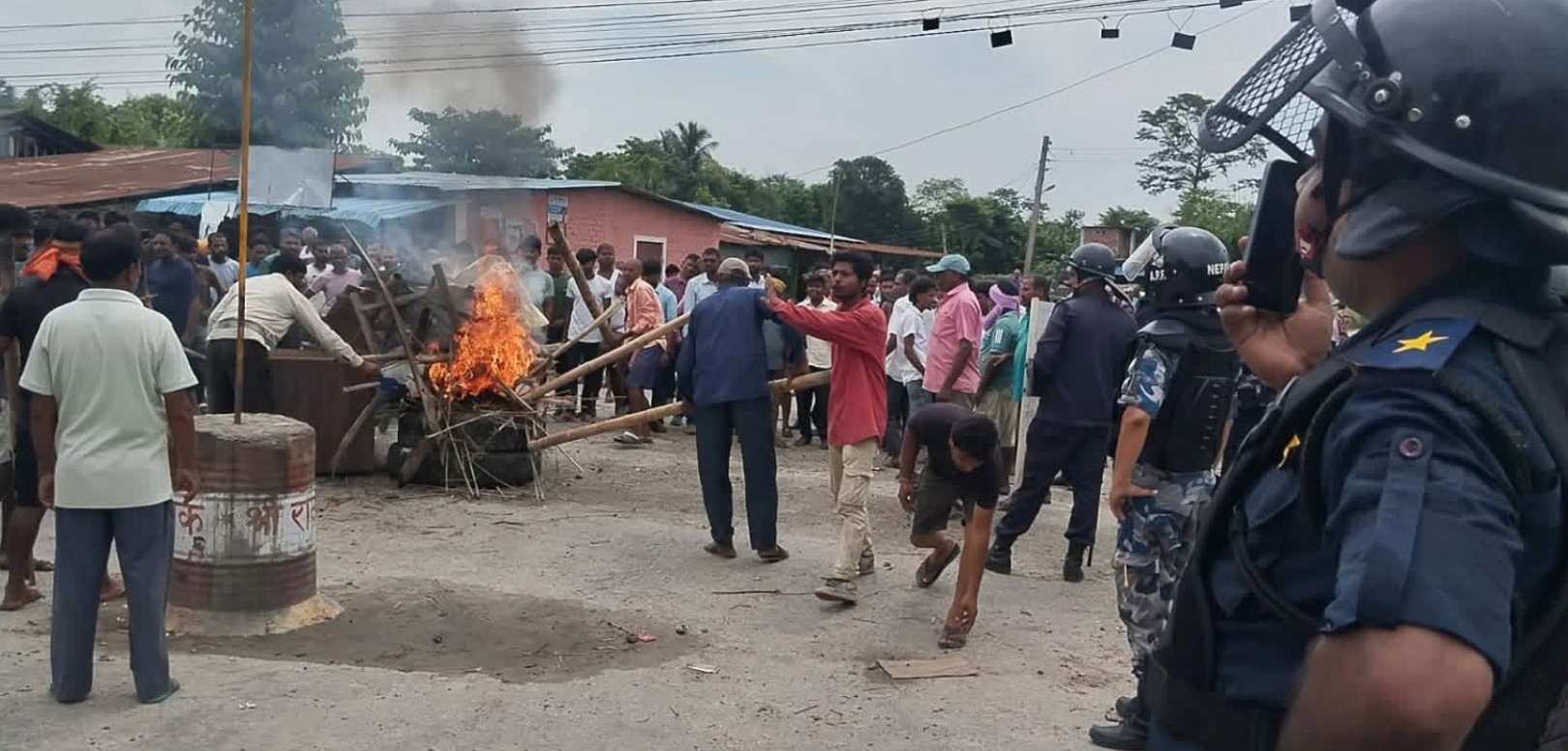 सुनसरी घटनाको विरोधमा राजमार्ग अवरुद्ध, कर्फ्यु यथावत्