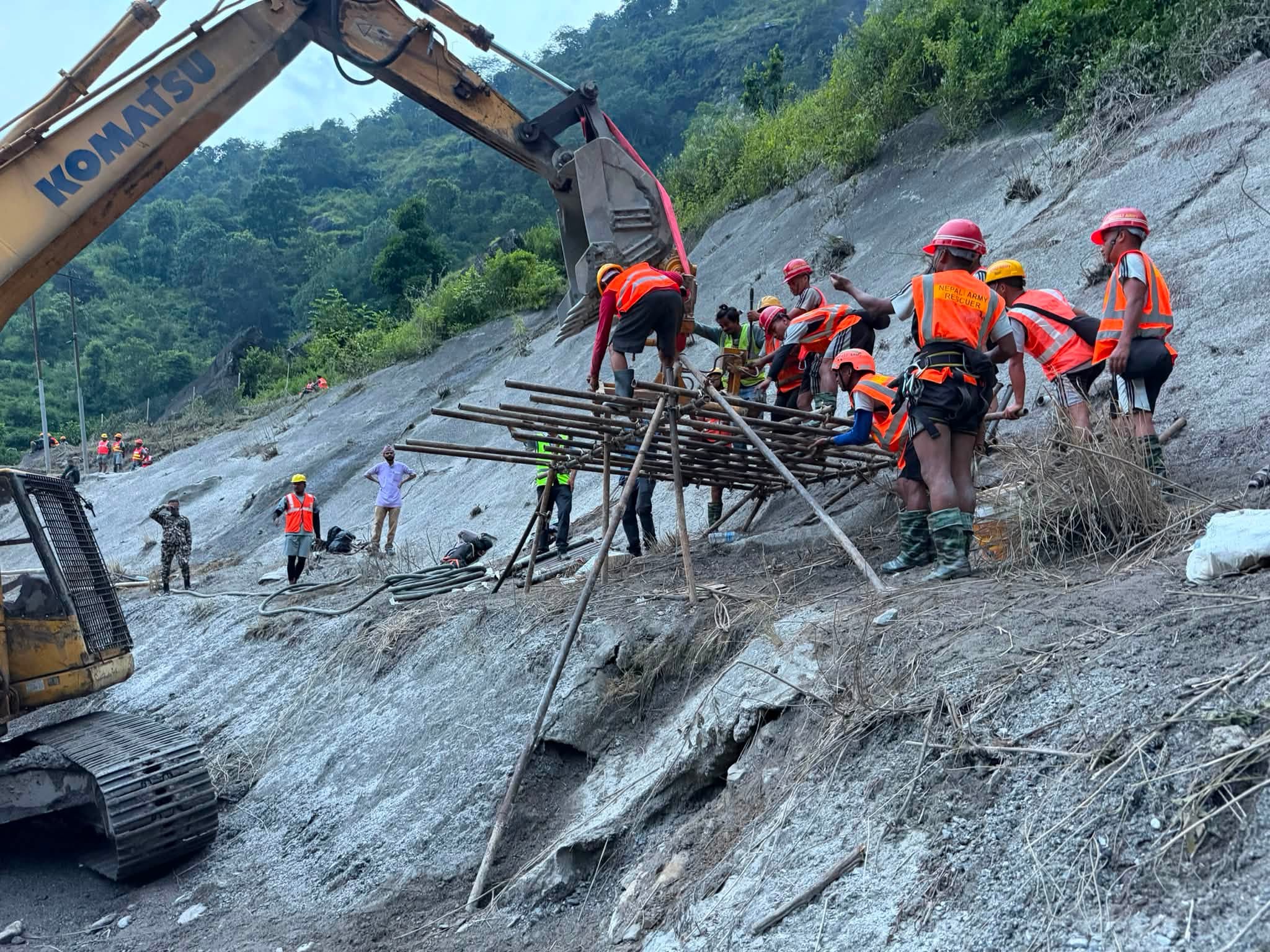 त्रिशूली थ्री-ए सुरुङमा फसेकाको उद्धार प्रयास तीव्र, हावा पठाउन पाँच प्वाल